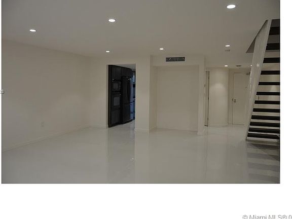 4th image of 3121 Commodore Plz Ph 1