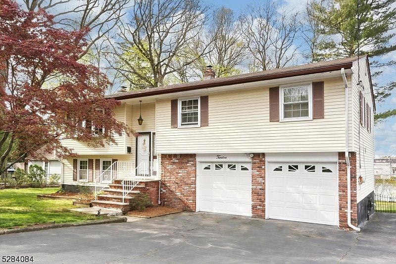 1st image of 12 Colonial Dr