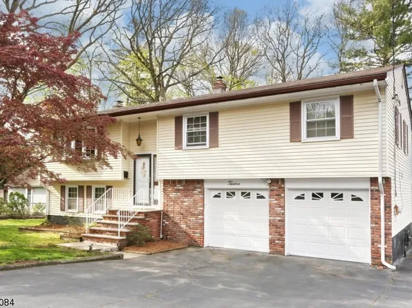 12 Colonial Dr, Midland Park Boro, NJ 07432