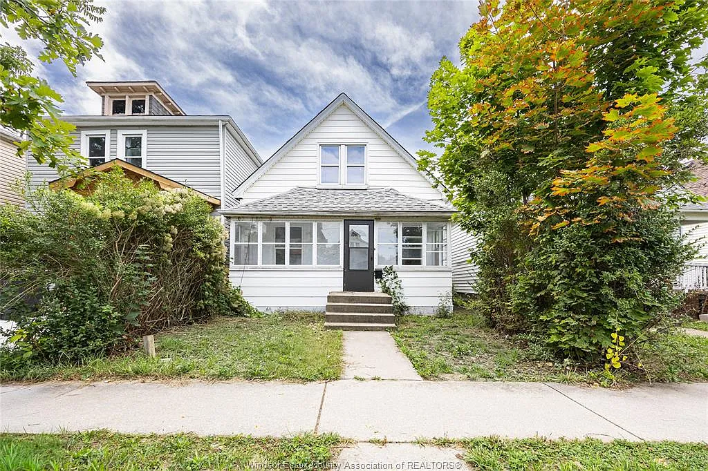 4 bed, $2,000 — Photo 1