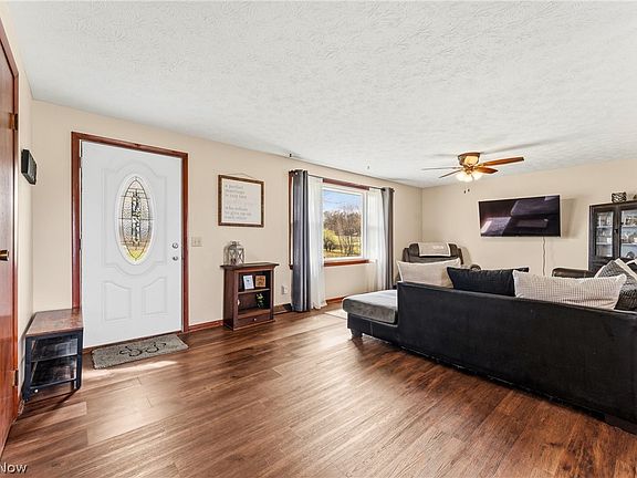 5th image of 10805 Easton St NE