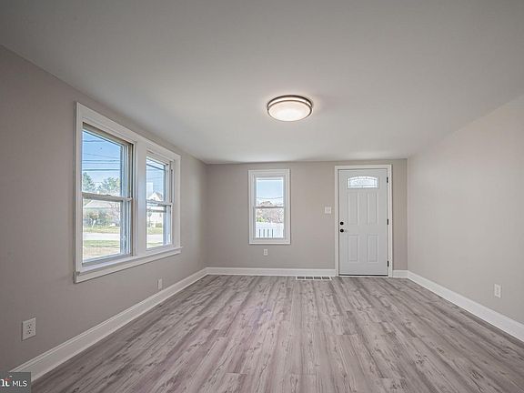 4th image of 110 Larch Ave