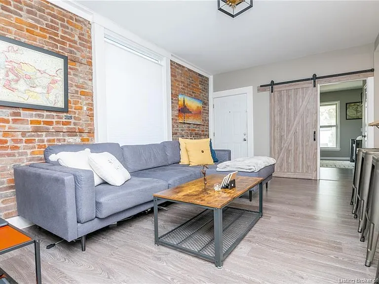 613 E Elm St — Photo 3
