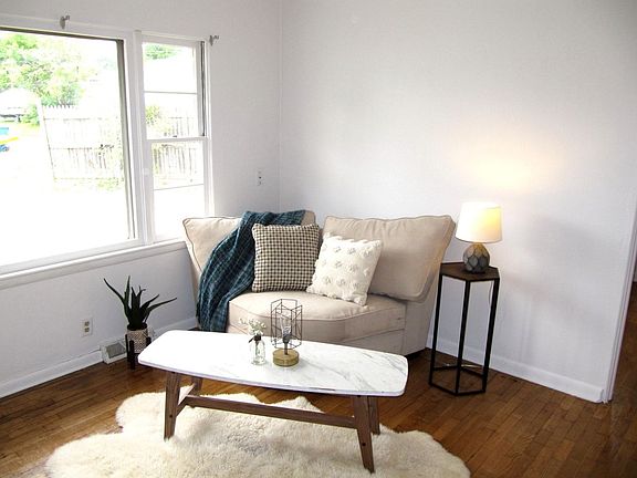 3rd image of 1021 1/2 Avondale Cir #0