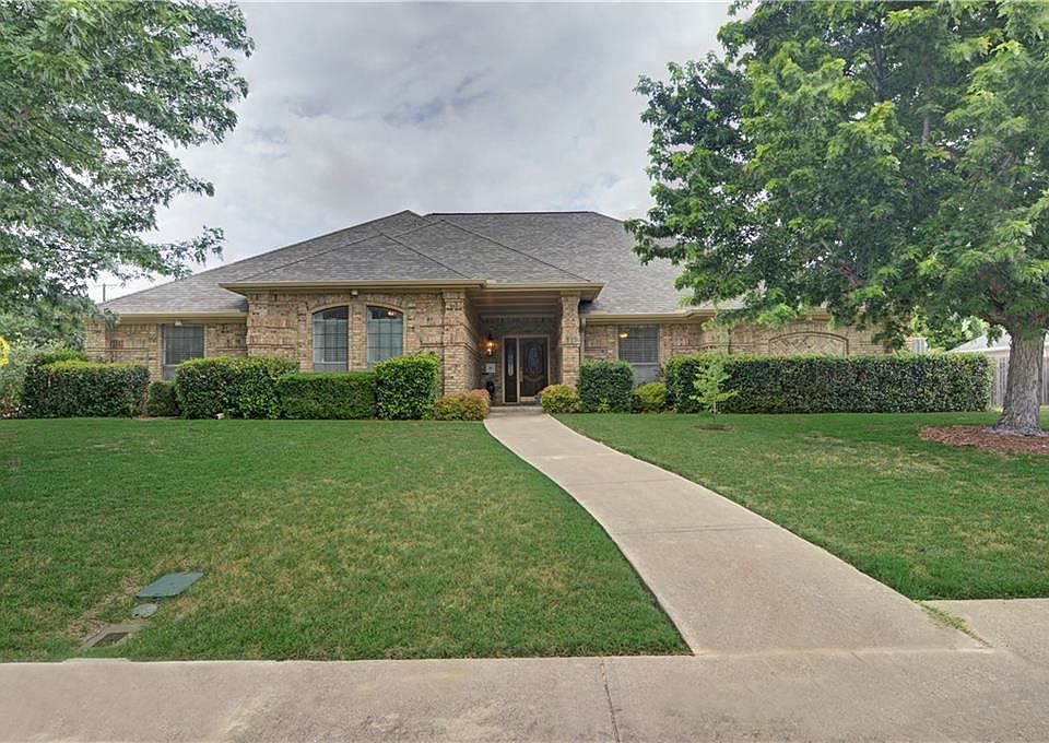 1st image of 915 Greenway Cir