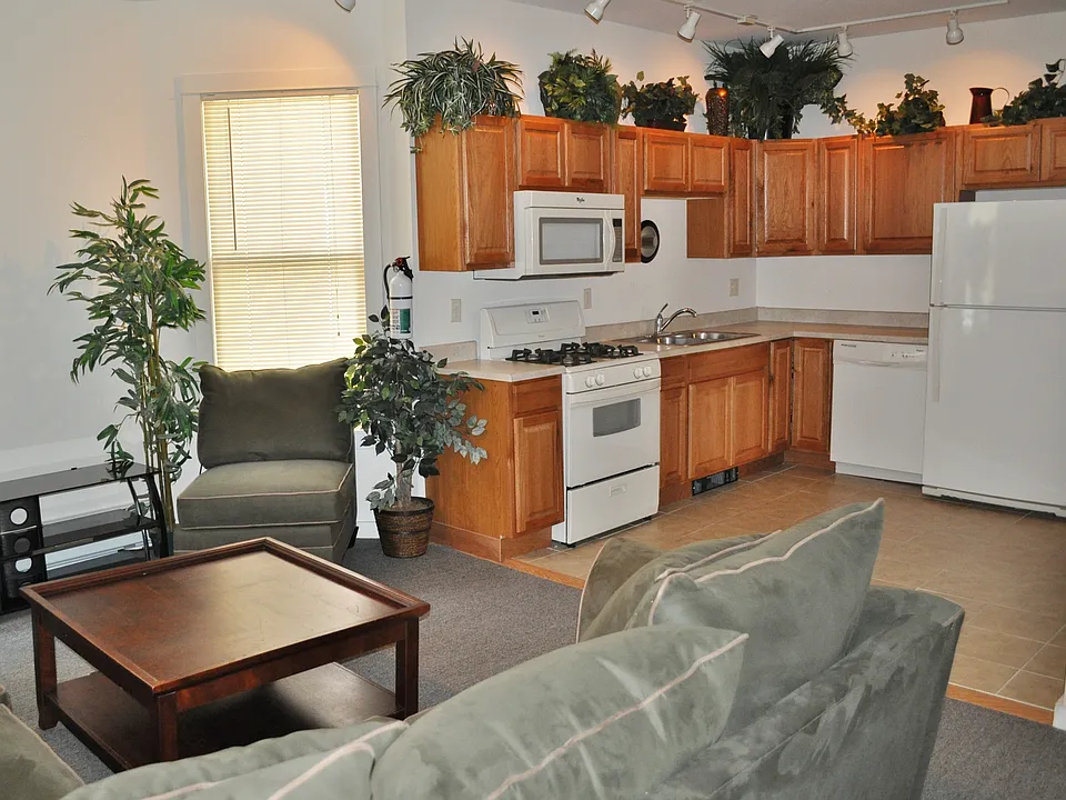 103 Highland Pl #1
