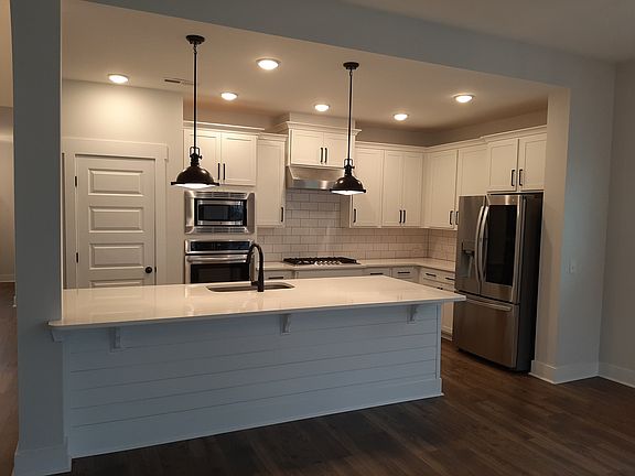 5th image of 135 Newbury Dr