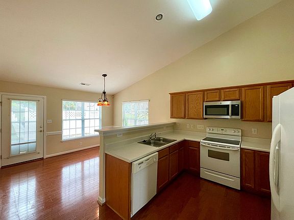 4th image of 2962 Barksdale Dr
