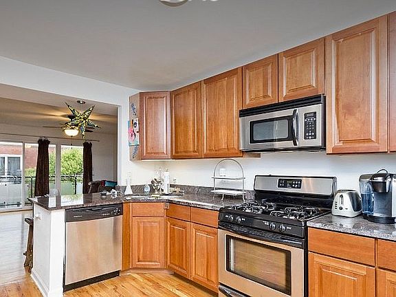 3rd image of 6415 N Damen Ave APT 3E