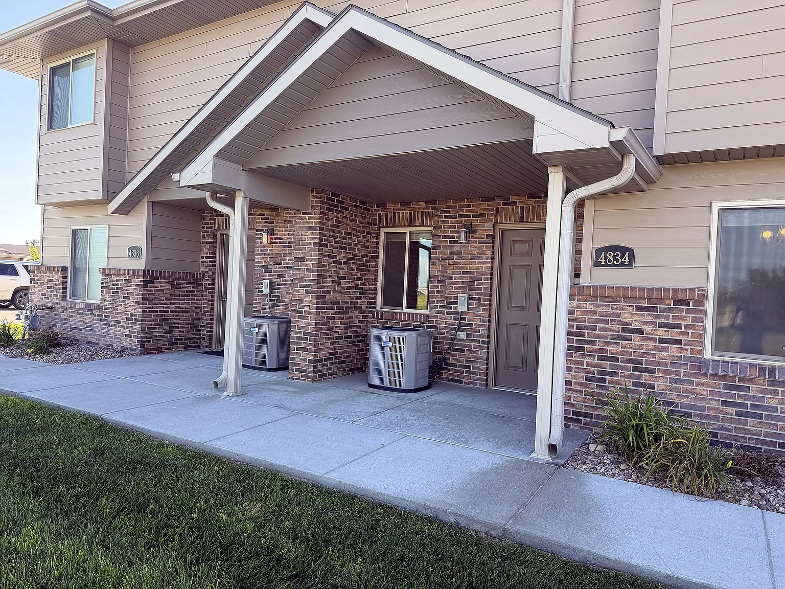 2 bed, 2.5 bath, 1500 sqft, $1,900 — Photo 1