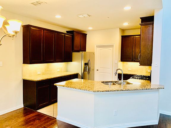 3rd image of 912 Brookville Ct #912