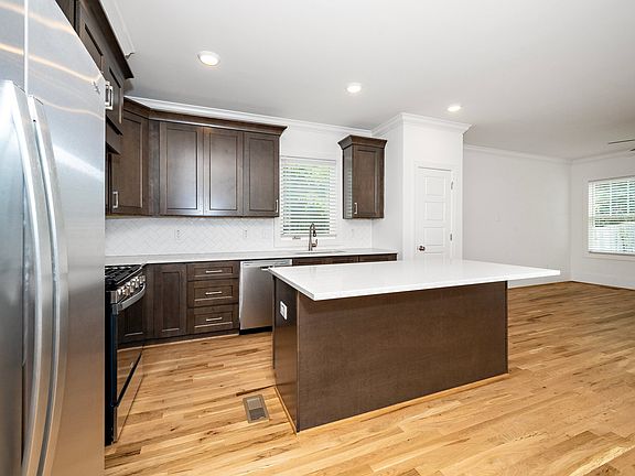 4th image of 1755 Crest Rd