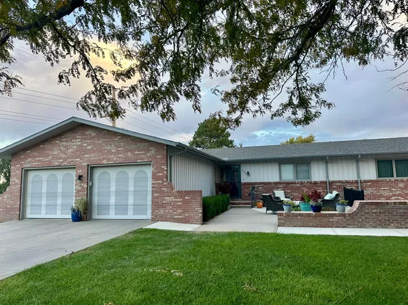 106 Carefree Ln, Dodge City, KS 67801