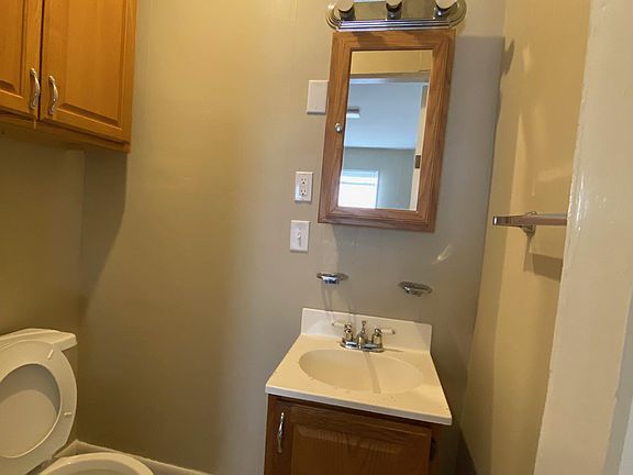 4th image of 347 1/2 Richmond Ave