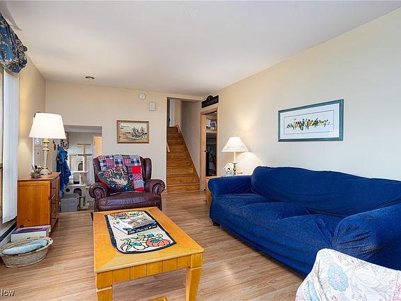 5th image of 272 Marlow St