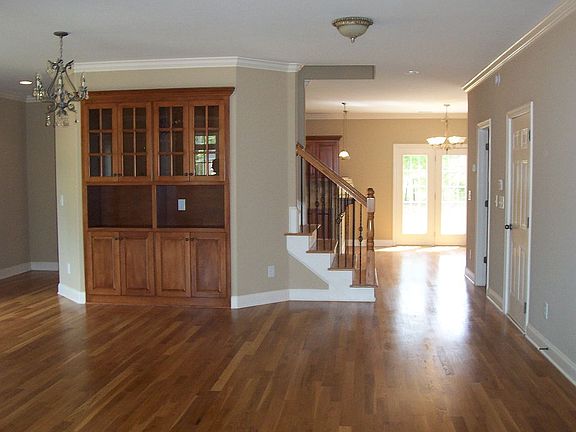 5th image of 313 Spooner Dr