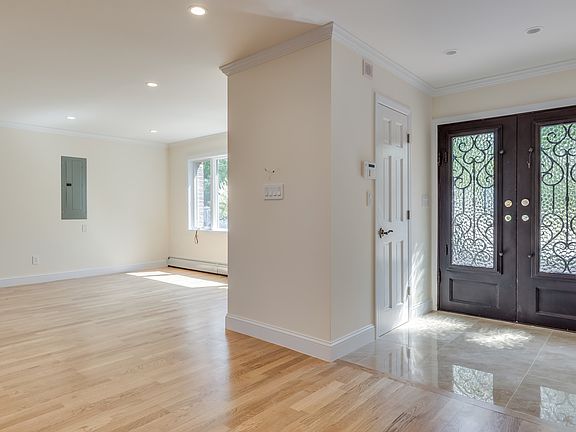 4th image of 3288 Hewlett Ave