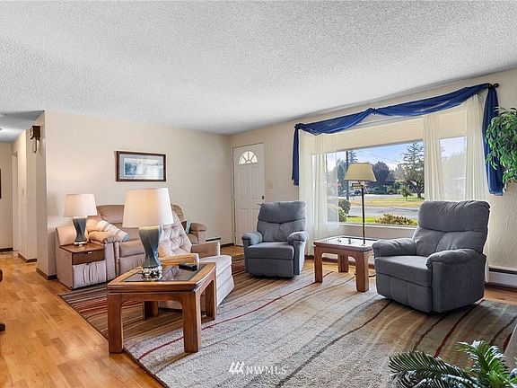 4th image of 18193 W Chinook Dr