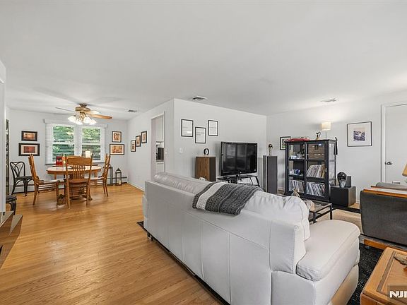 4th image of 136 Grand Ave