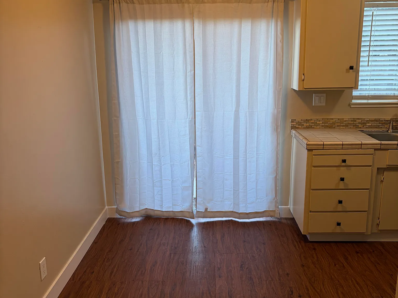 2 bed, 750 sqft, $1,600 — Photo 2