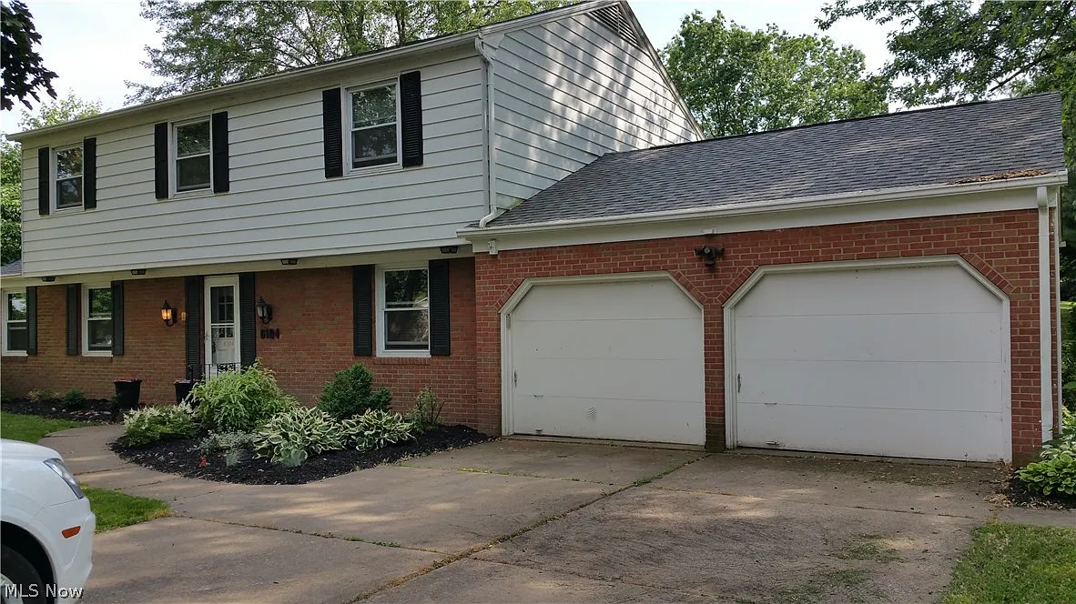 6104 Wiclif St NE photo 1