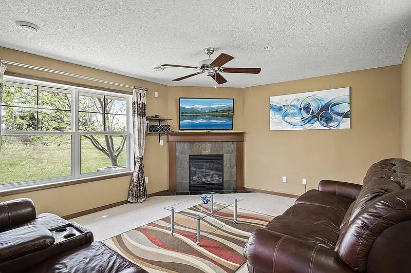 3 bed, 3.0 bath, 1911 sqft, $2,650 — Photo 4