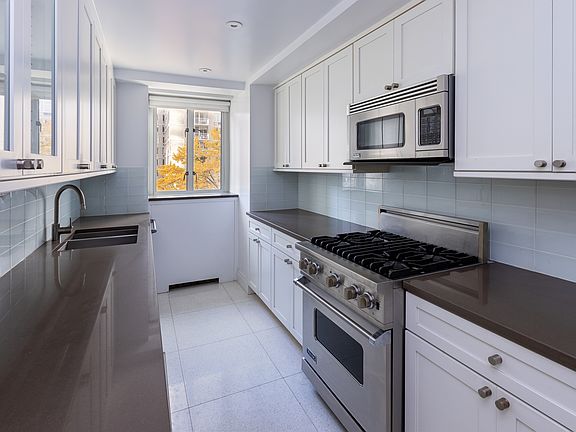 5th image of 200 E 66th St APT D601