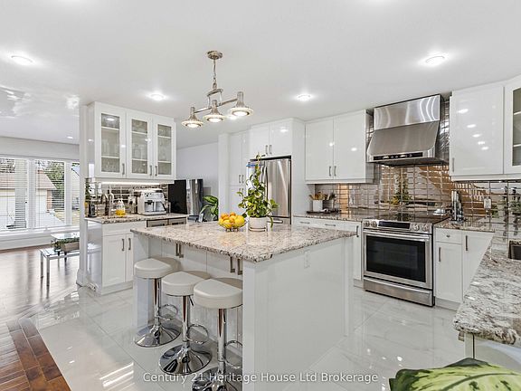 5th image of 61 Applewood Cres
