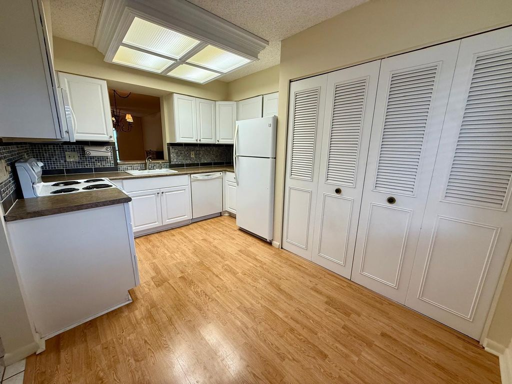 2212 S CYPRESS BEND Drive #303, photo 2