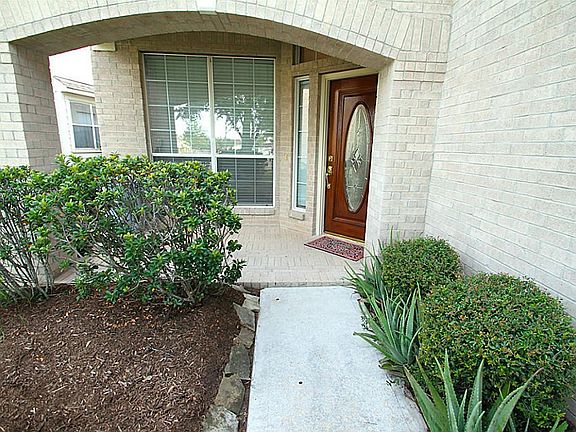 COVERD FRONT PORCH