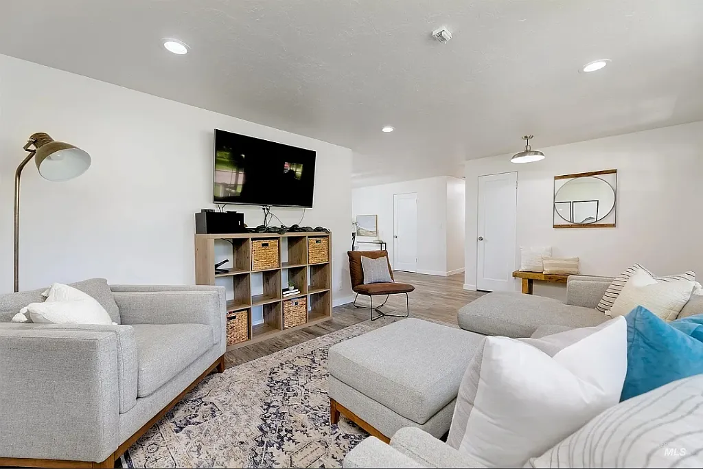 3 bed, 1269 sqft, $800 — Photo 2