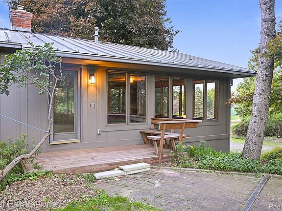 3rd image of 895 Rowe Rd