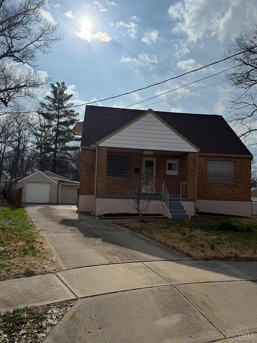 2037 Carpenter Dr photo 1