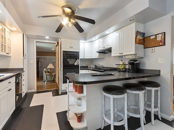 4th image of 19 E Washington St