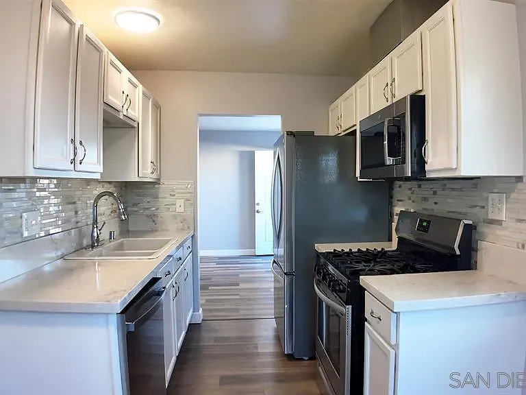 3934 1/2 Marine View Ave — Photo 12