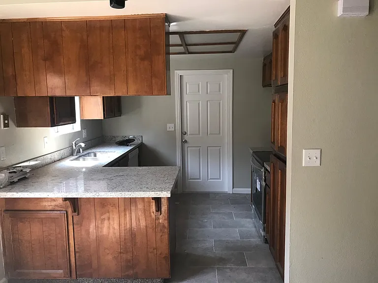 906 E Oakridge Ave — Photo 8