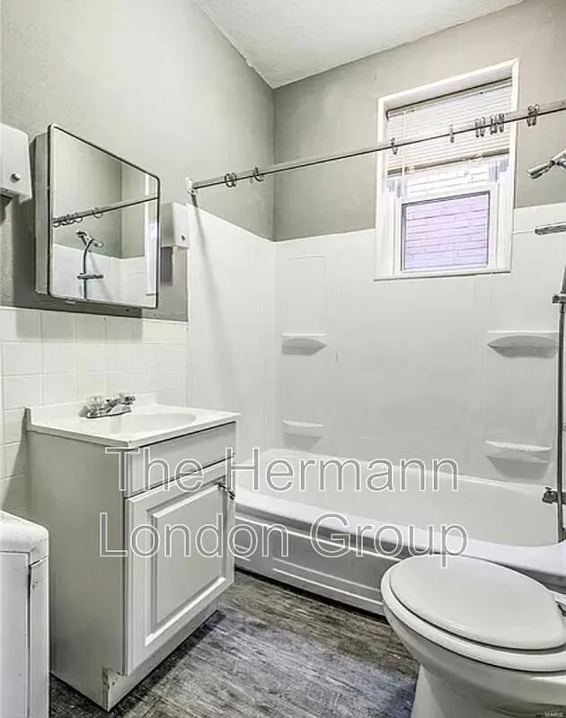 2 bed, 1.0 bath, 995 sqft, $900 — Photo 2