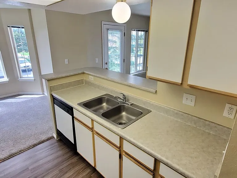 Parkwood Pointe Apartments — Photo 59