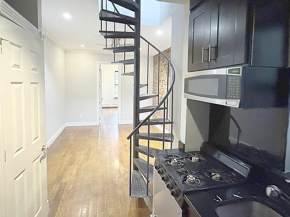 219 E 28th St #5A