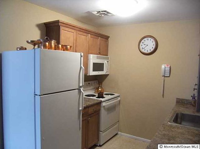 2nd image of 894 Inverness Court #D