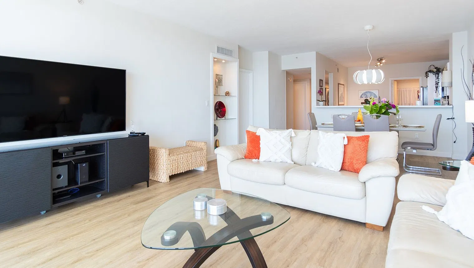 2 bed, 2.0 bath, 1302 sqft, $7,138 — Photo 3