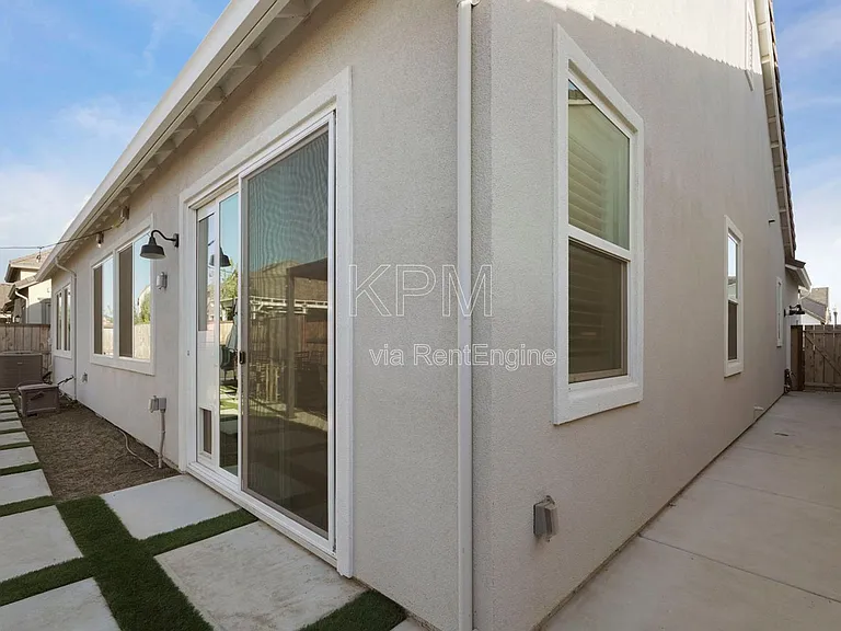 2933 Valencia St — Photo 48