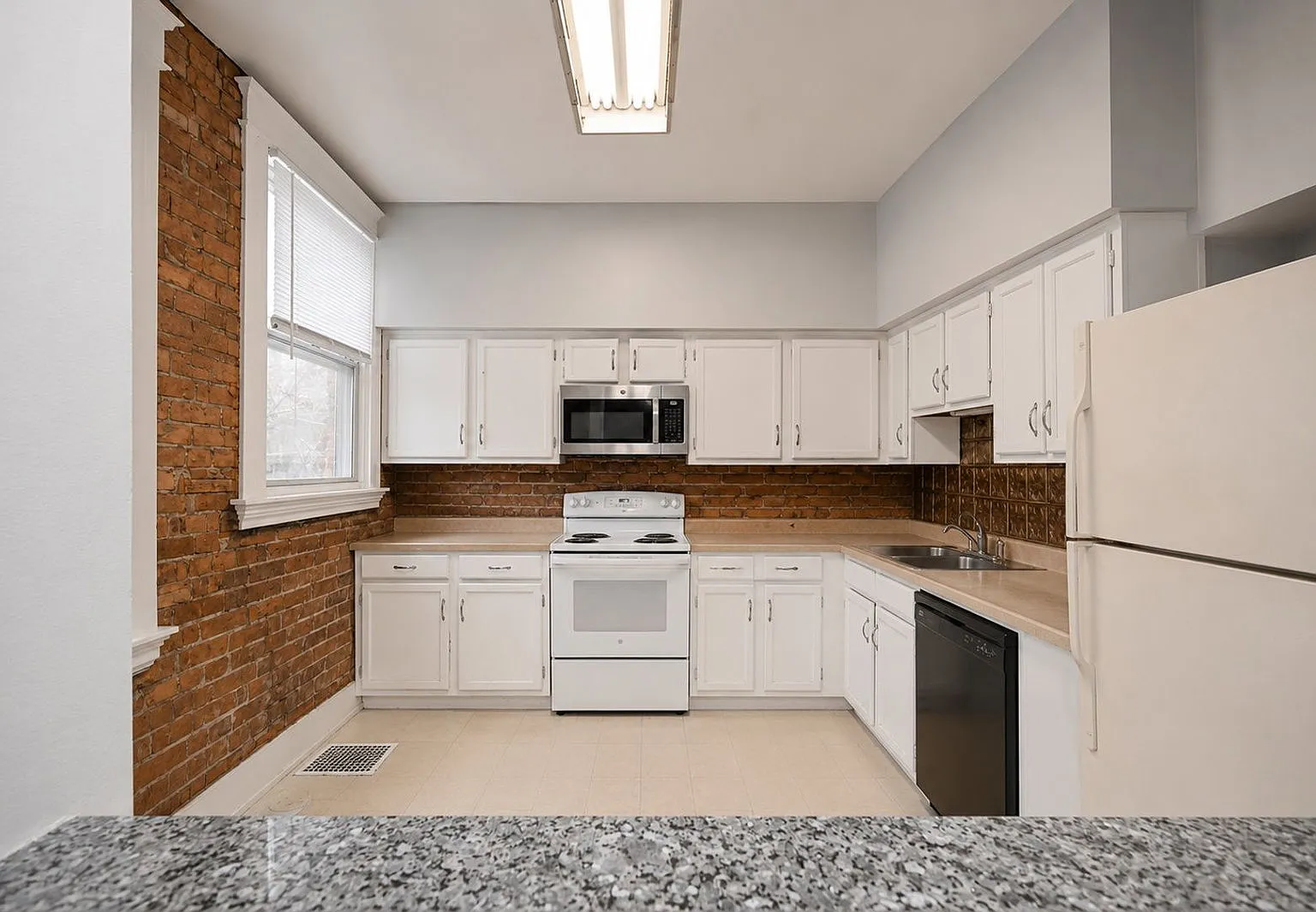 4 bed, 2.0 bath, 2030 sqft, $3,295 — Photo 2