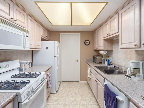 3rd image of 11200 Applewood Dr