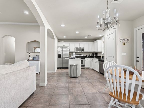 4th image of 1005 Stone Creek Dr
