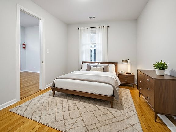 3rd image of 1041 N Hermitage Ave APT 3W
