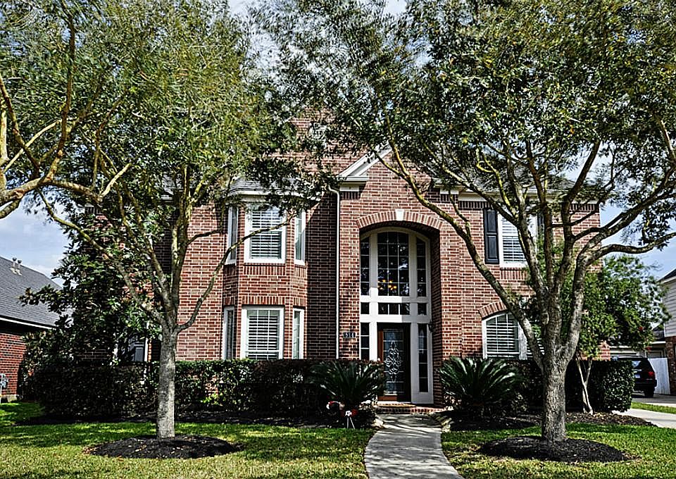 4/3.5/2 (0versized garage) Plus Study+Game room + Resort style pool/spa on a cul-de-sac lot in River's Edge.