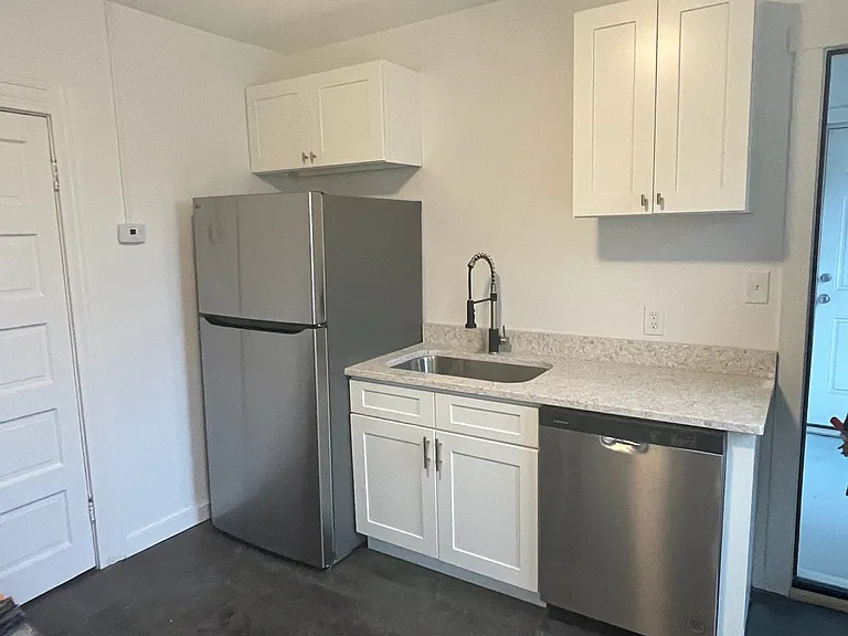 2100 Halstead Ave #4 — Photo 2