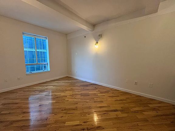 3rd image of 2928 41st Ave APT 404
