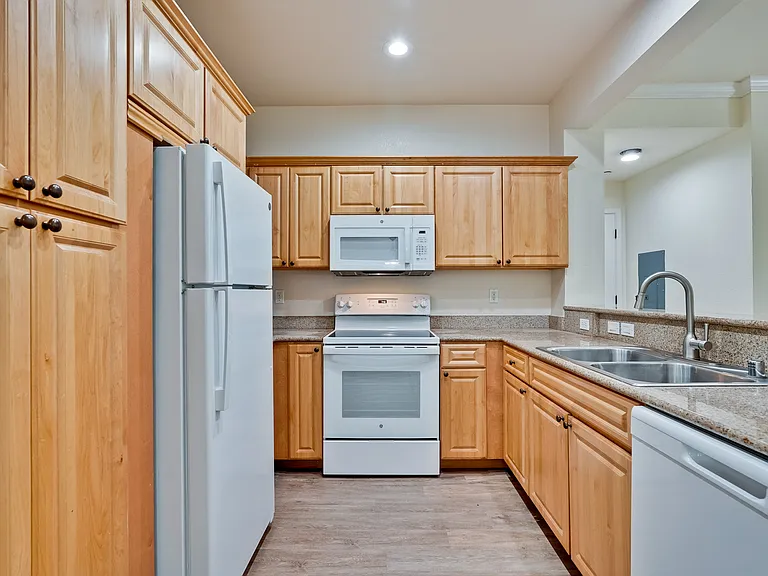 Encinal Place Apartments — Photo 20